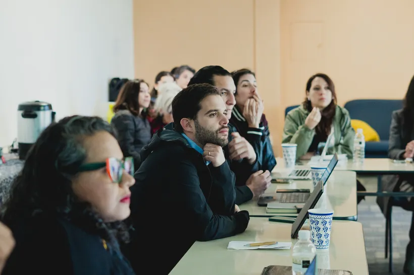 Emprendedores tomando notas en un taller